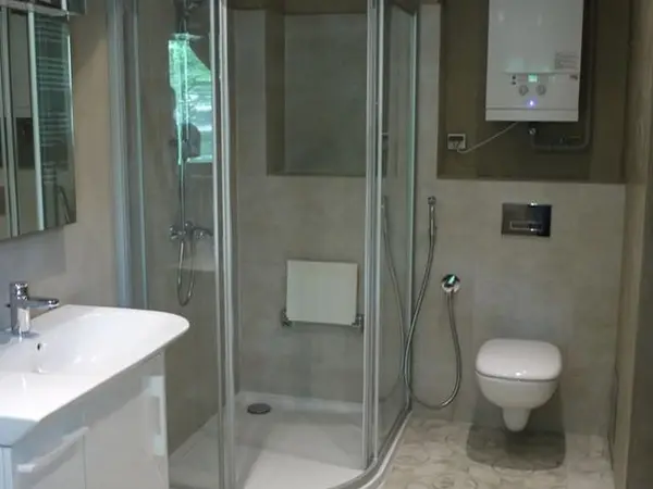 Łazienka z kabiną prysznicową i WC podwieszanym