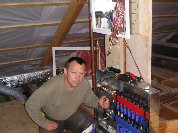 Montaż rozdzielacza instalacji grzewczej na poddaszu